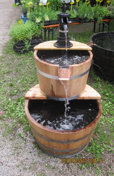 Mittlere Holzfass Cascade als Wasserspiel und Gartendeko mit Pumpfass und Brunnen für Badespaß und Gartenambiente